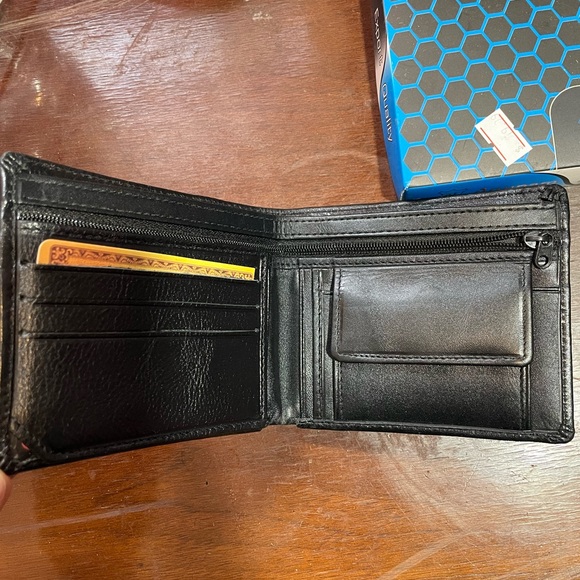 Black color leather wallet - Picture 2 of 3